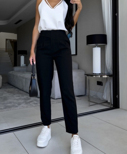 Hlače Adriana Črne